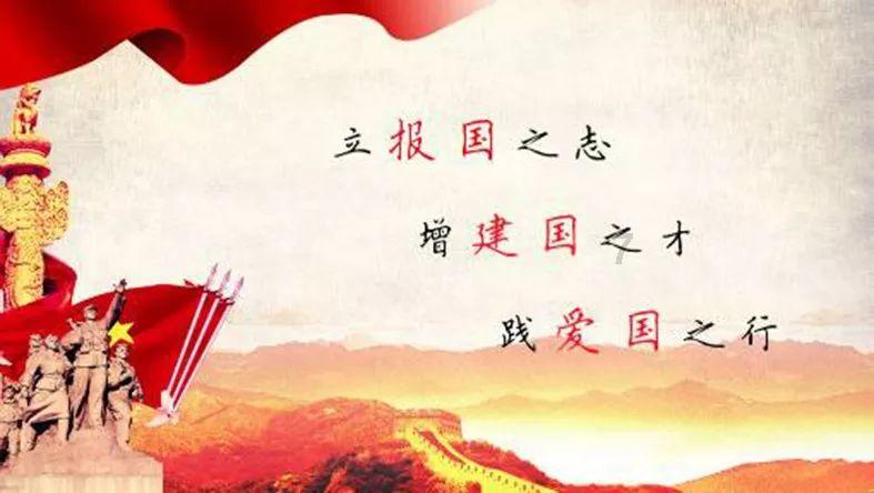 4岁哥哥照顾二胎妹妹，怕妹妹摔腿软了也不松手，妈妈看了太心疼